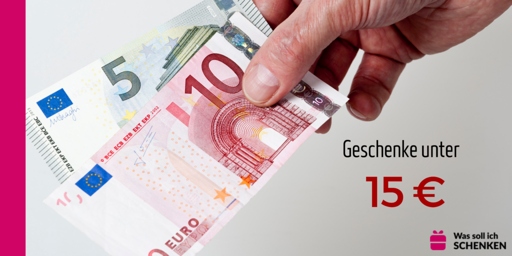 Hand hält einen 10-Euro-Schein und einen 5-Euro-Schein
